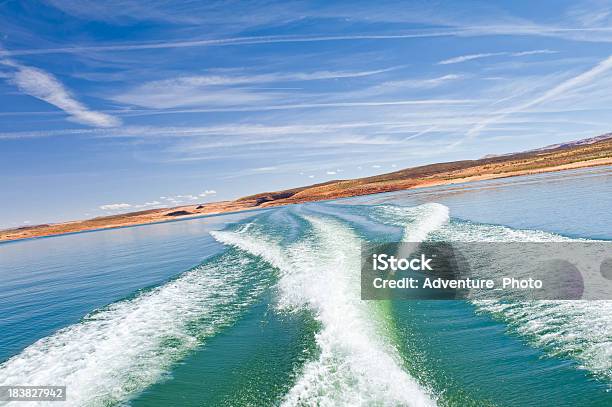 Navio Wake Lago Powell Utah - Fotografias de stock e mais imagens de Barco a Motor - Desporto Aquático - Barco a Motor - Desporto Aquático, Deserto, Desporto