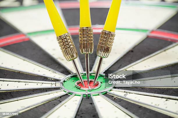 Drei Gelbe Abnäher Auf Dartscheibe Bullseye Stockfoto und mehr Bilder von Dartpfeil - Dartpfeil, Darts, Dartscheibe