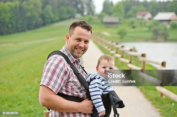 Отец И Сын — стоковые фотографии и другие картинки 6-11 месяцев - 6-11 месяцев, Активный образ жизни, Благополучие