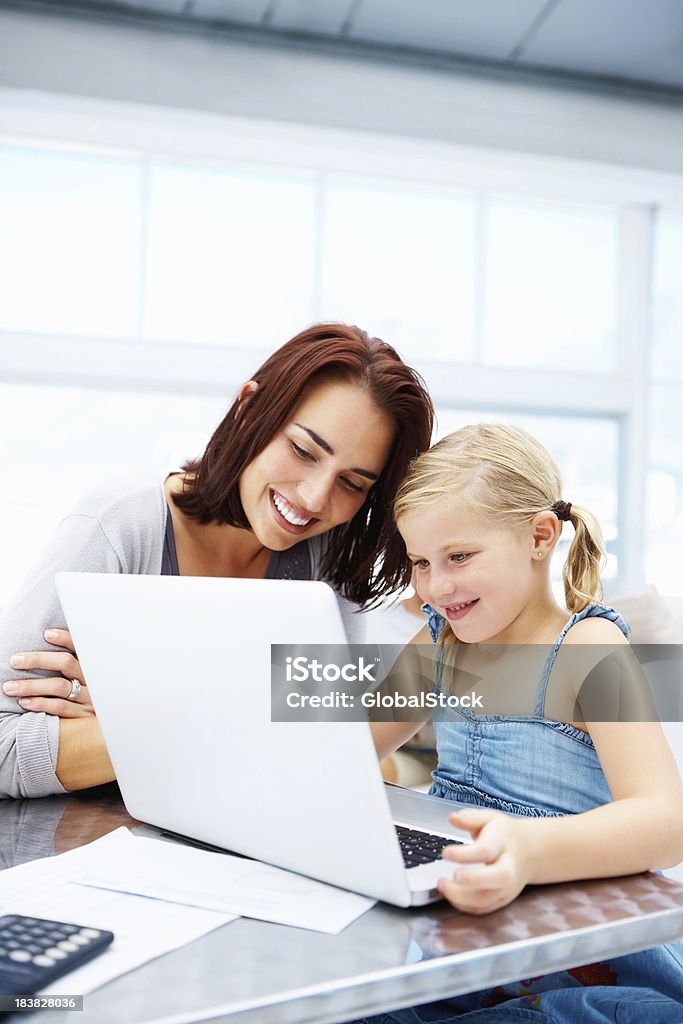 Девочка учиться использовать ноутбук в ее мама - Стоковые фото Мать роялти-фри