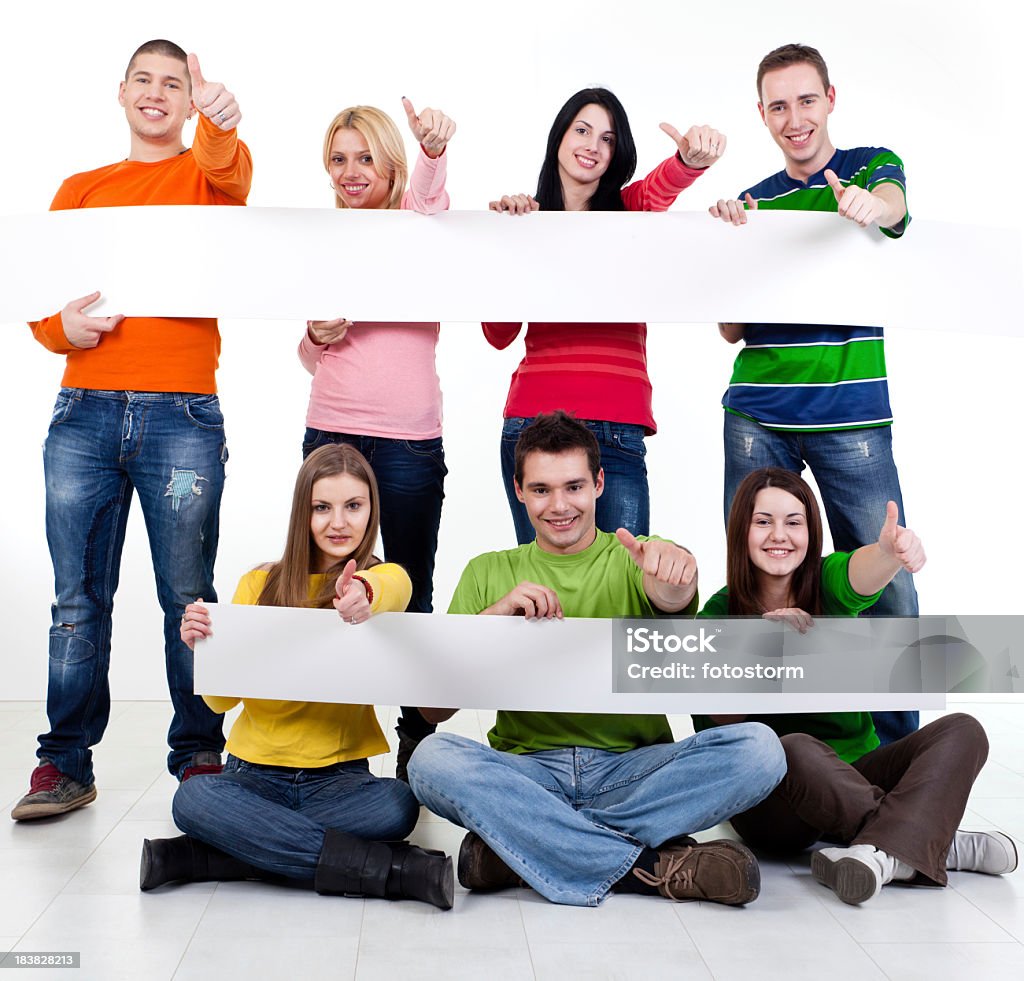 Grupo de jovens segurando dois branco banner listras - Foto de stock de Adolescente royalty-free