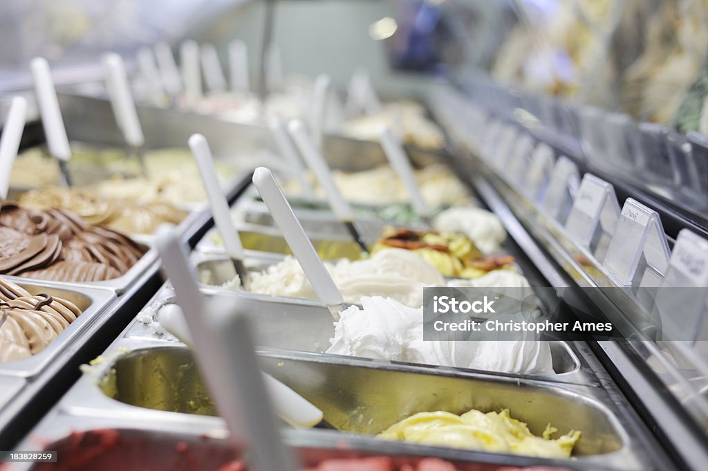 冷蔵庫のフル表示イタリアのアイスクリーム - アイスクリームのロイヤリティフリーストックフォト