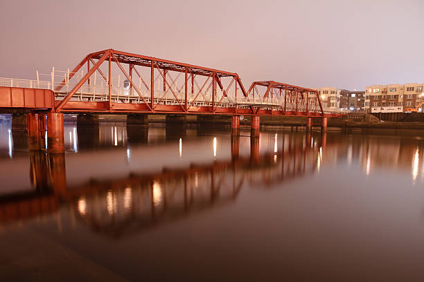 puente rojo - iowa des moines bridge night fotografías e imágenes de stock