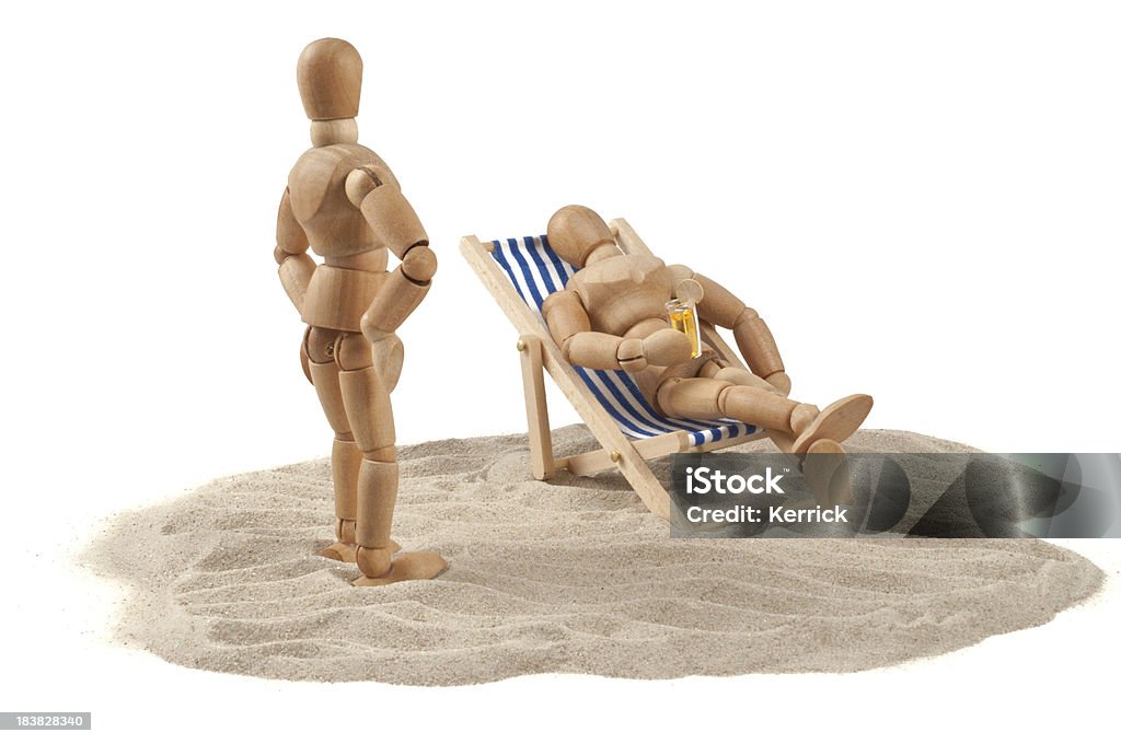 Troppo vassoio in deckchair? I manichini in legno sulla spiaggia - Foto stock royalty-free di Alchol