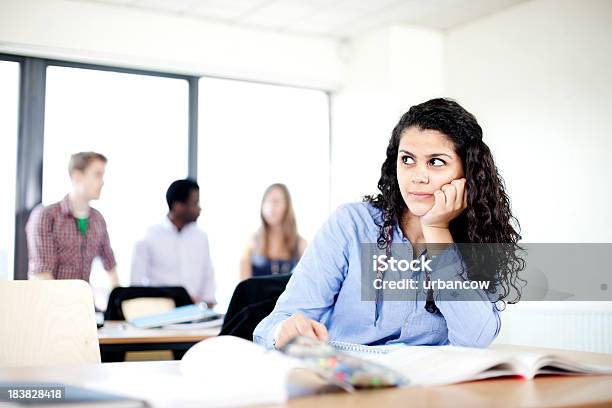 Pensativa Estudo - Fotografias de stock e mais imagens de Adulto - Adulto, Aluno da Universidade, Aprender