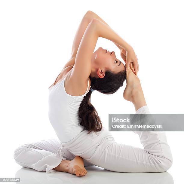 Joven Mujer El Ejercicio De Yoga Foto de stock y más banco de imágenes de Actividad - Actividad, Actividades y técnicas de relajación, Adulto