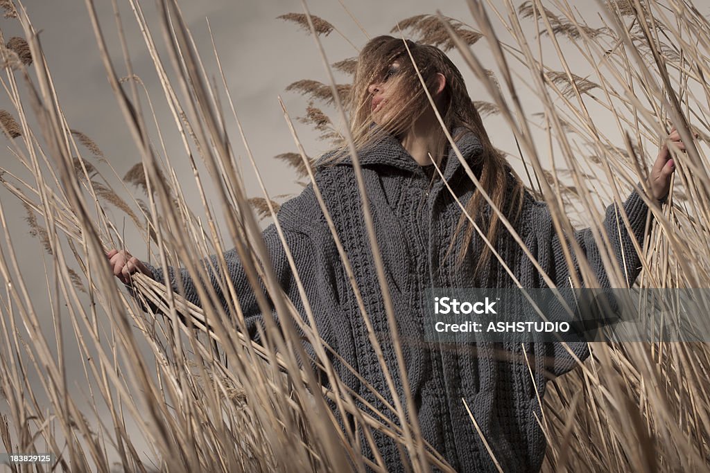 Молодая женщина на природе - Стоковые фото Весна роялти-фри