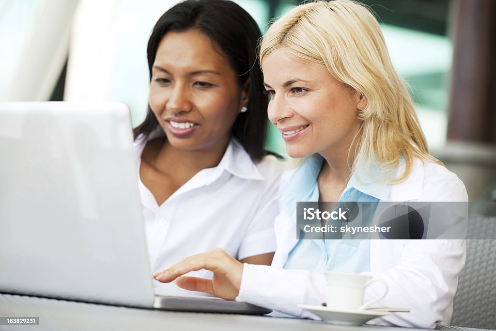 Duas belas mulheres de negócios, trabalhando no computador portátil - Royalty-free Adulto Foto de stock