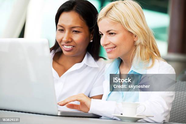 Duas Belas Mulheres De Negócios Trabalhando No Computador Portátil - Fotografias de stock e mais imagens de Adulto
