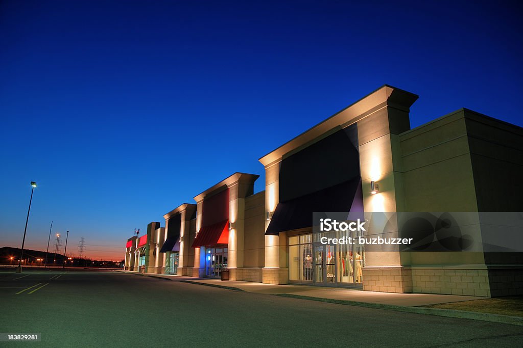 Tienda minorista edificio exterior por la noche - Foto de stock de Noche libre de derechos