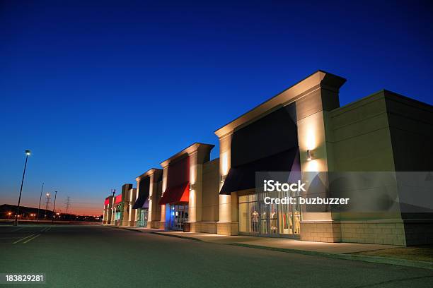 Foto de Loja De Varejo Edifício Exterior À Noite e mais fotos de stock de Noite - Noite, Exterior, Loja