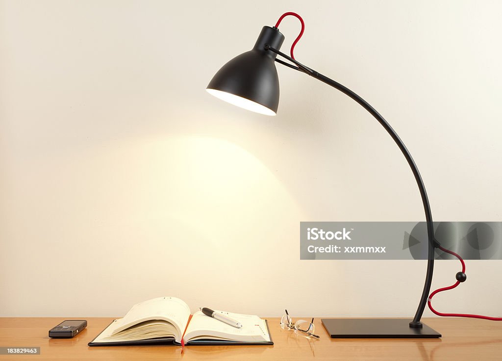 Lampe de bureau avec ordinateur portable - Photo de Couleur noire libre de droits