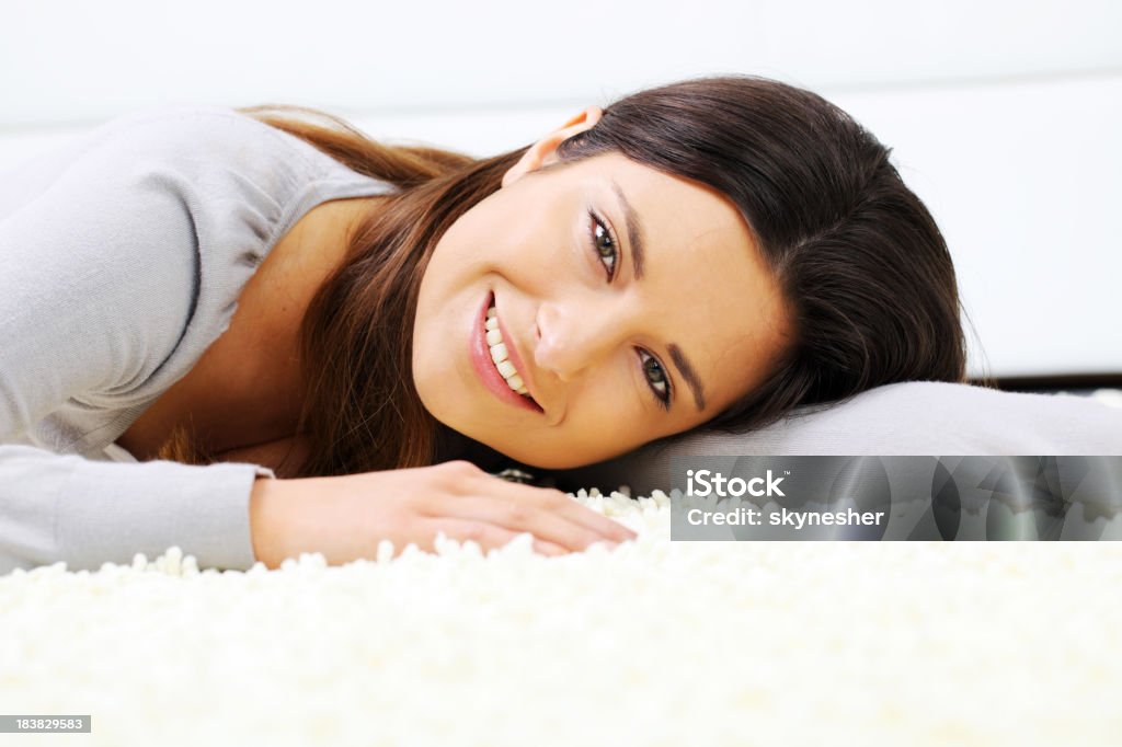 Young brunette lying on la alfombra - Foto de stock de Acostado libre de derechos