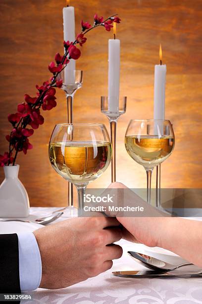 Романтический Ужин — стоковые фотографии и другие картинки Держаться за руки - Держаться за руки, Свеча, Алкоголь - напиток