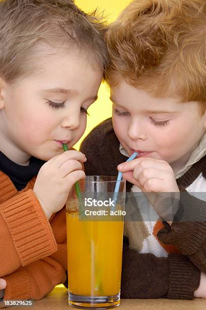 Dwa Cute Chłopców Są Picia Pomarańczowy Lemoniada - zdjęcia stockowe i więcej obrazów Pić - Pić, Sok, 2-3 lata