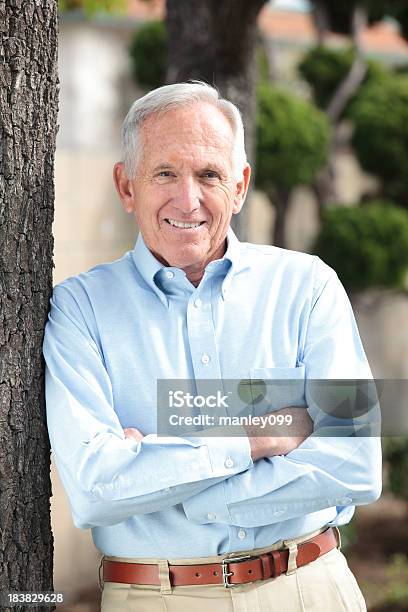 Hombre Senior Posando Con Una Sonrisa Foto de stock y más banco de imágenes de 60-69 años - 60-69 años, Actividad, Adulto