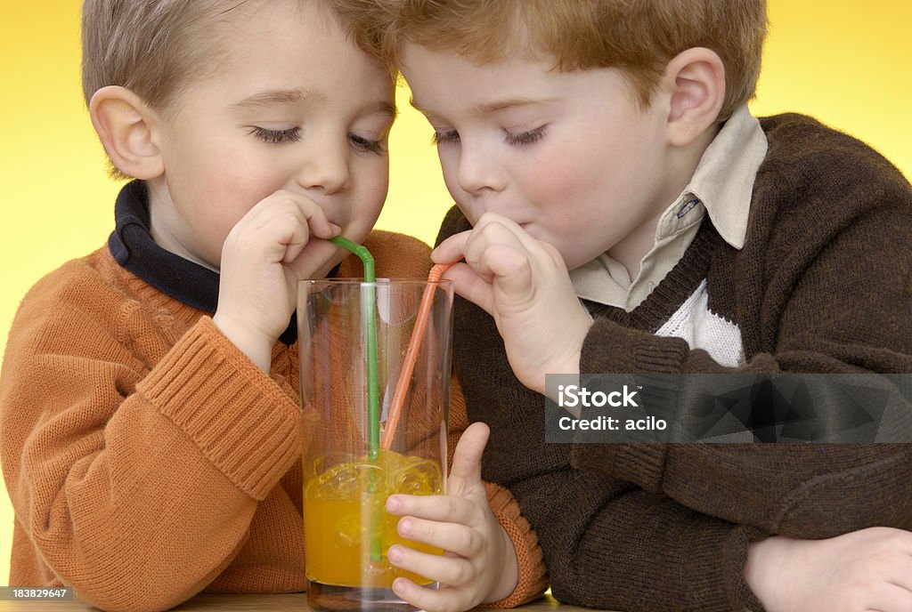 2 つのかわいい男の子たちは泡にオレンジのレモネード - 子供のロイヤリティフリーストックフォト