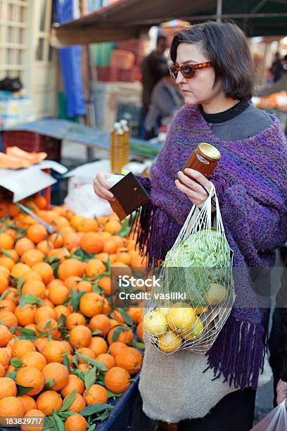女性のショッピングのファーマーズマーケット - アウトフォーカスのストックフォトや画像を多数ご用意 - アウトフォーカス, オレンジ色, オーガニック