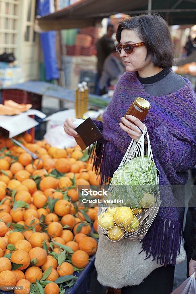 Kobieta zakupy na rynku rolników - Zbiór zdjęć royalty-free (Brązowe włosy)