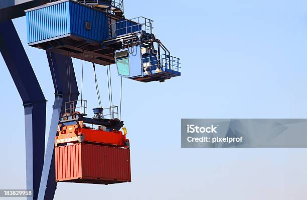 Кран И Грузовой Контейнер — стоковые фотографии и другие картинки Overhead Crane - Overhead Crane, Бизнес, Горизонтальный