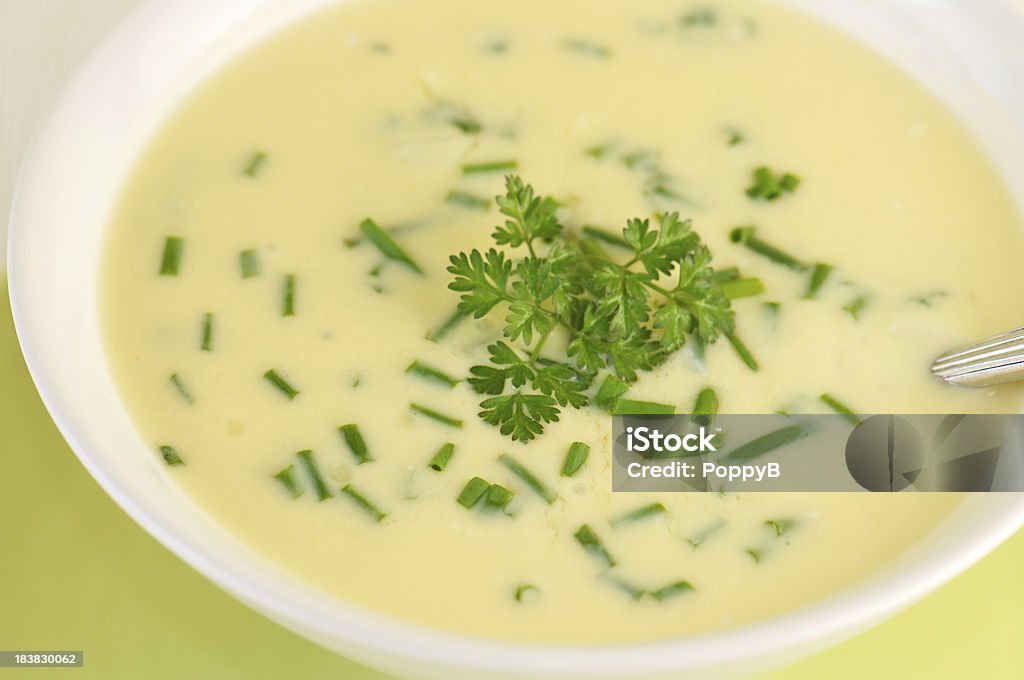 Primer plano de la sopa Crema con hierbas cortadas Avgolemono - Foto de stock de Perifollo libre de derechos