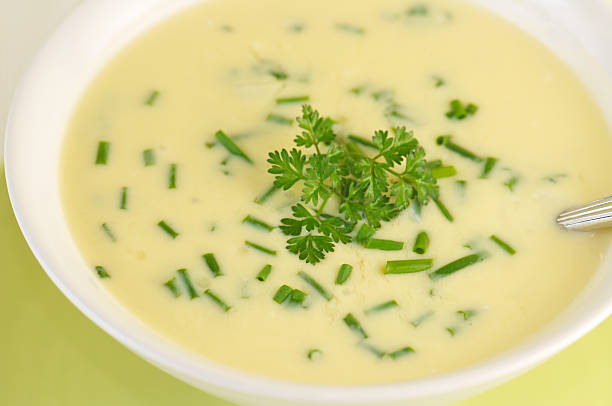 primer plano de la sopa crema con hierbas cortadas avgolemono - perifollo fotografías e imágenes de stock