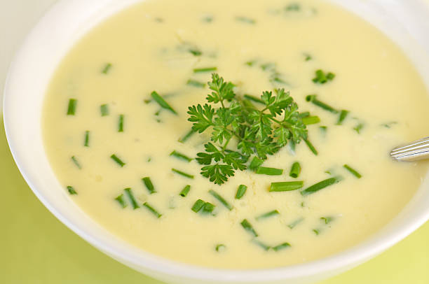 close-up di zuppa di crema avgolemono con erbe aromatiche pezzi - green food chervil herb foto e immagini stock