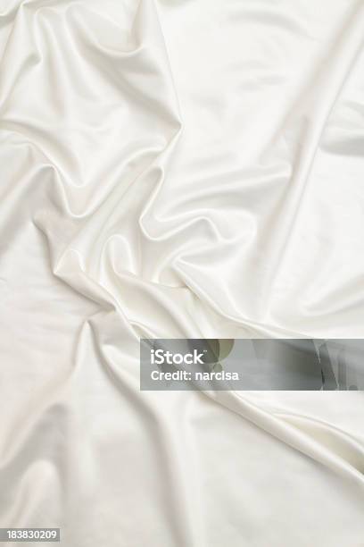 Vertical Fundo De Seda Cetim Branco - Fotografias de stock e mais imagens de Branco - Branco, Têxtil, Amarrotado