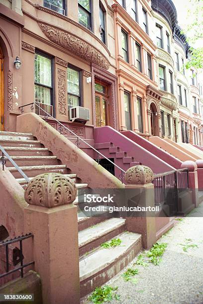 Rząd Brązowy Kamień Do Domu - zdjęcia stockowe i więcej obrazów Dom szeregowy - Dom szeregowy, Harlem, Ulica