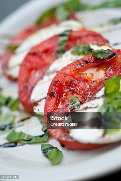 Mozzarella E Pomodoro - Fotografie stock e altre immagini di Alimentazione sana - Alimentazione sana, Antipasto, Antipasto misto