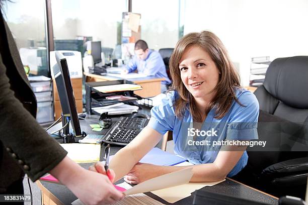 Businessfrau Bei Der Arbeit Im Büro Stockfoto und mehr Bilder von Akte - Akte, Finanzberuf, Freude