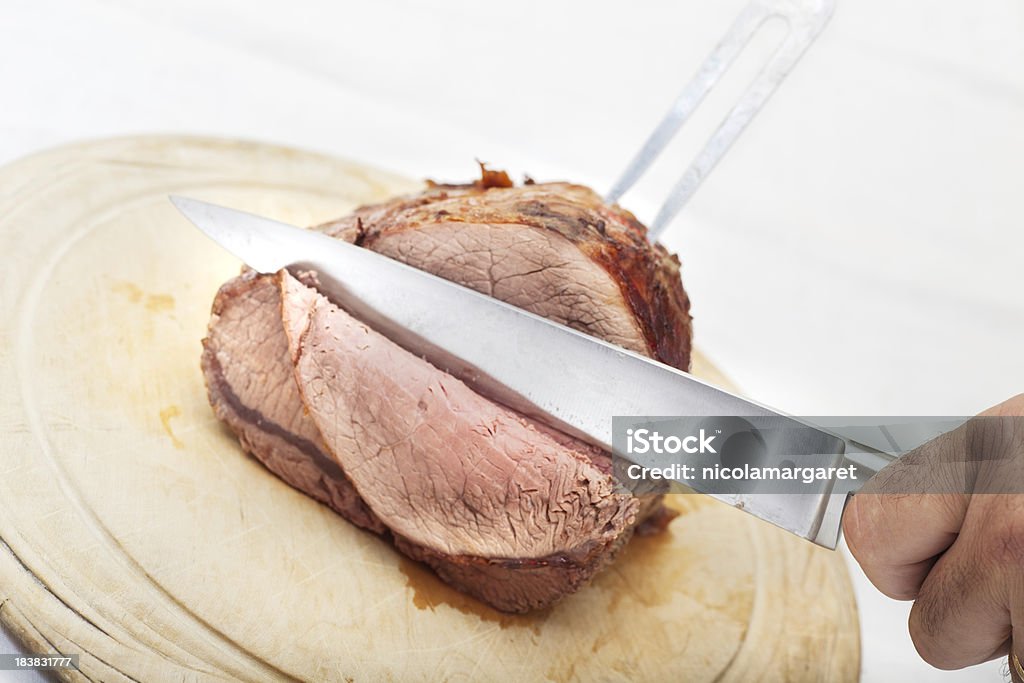 Escultura de carne de res asada la cena - Foto de stock de Cuchillo de trinchar libre de derechos