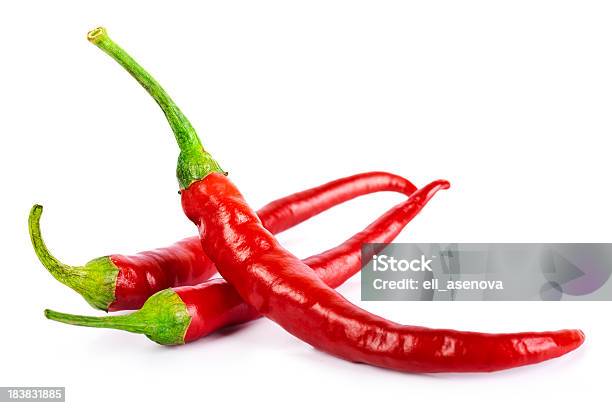 Red Chili Peppers Isoliert Auf Weiss Stockfoto und mehr Bilder von Chili-Schote - Chili-Schote, Scharfe Schoten, Cayenne - Roter Chili