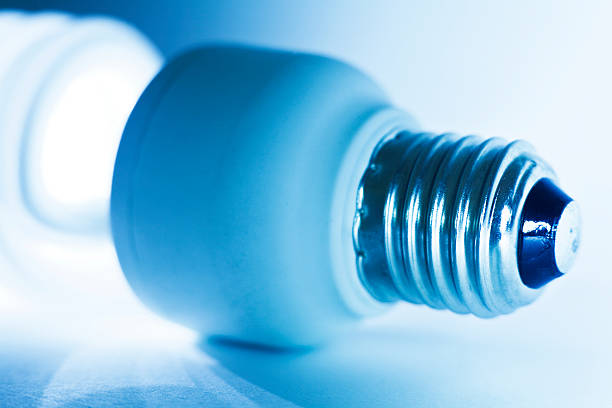 éclairage à économie d'énergie, ampoule fluorescente - compact fluorescent lightbulb photos photos et images de collection