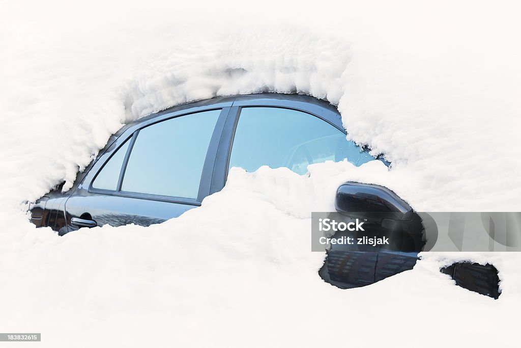 車でくつろぐの雪 - 自動車のロイヤリティフリーストックフォト