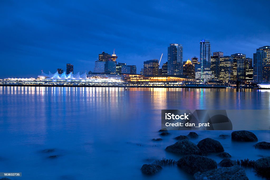 Vista de los edificios de Vancouver frente al mar - Foto de stock de Agua libre de derechos