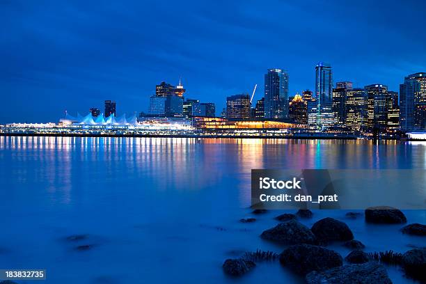 Vista De Los Edificios De Vancouver Frente Al Mar Foto de stock y más banco de imágenes de Agua - Agua, Aire libre, Anochecer