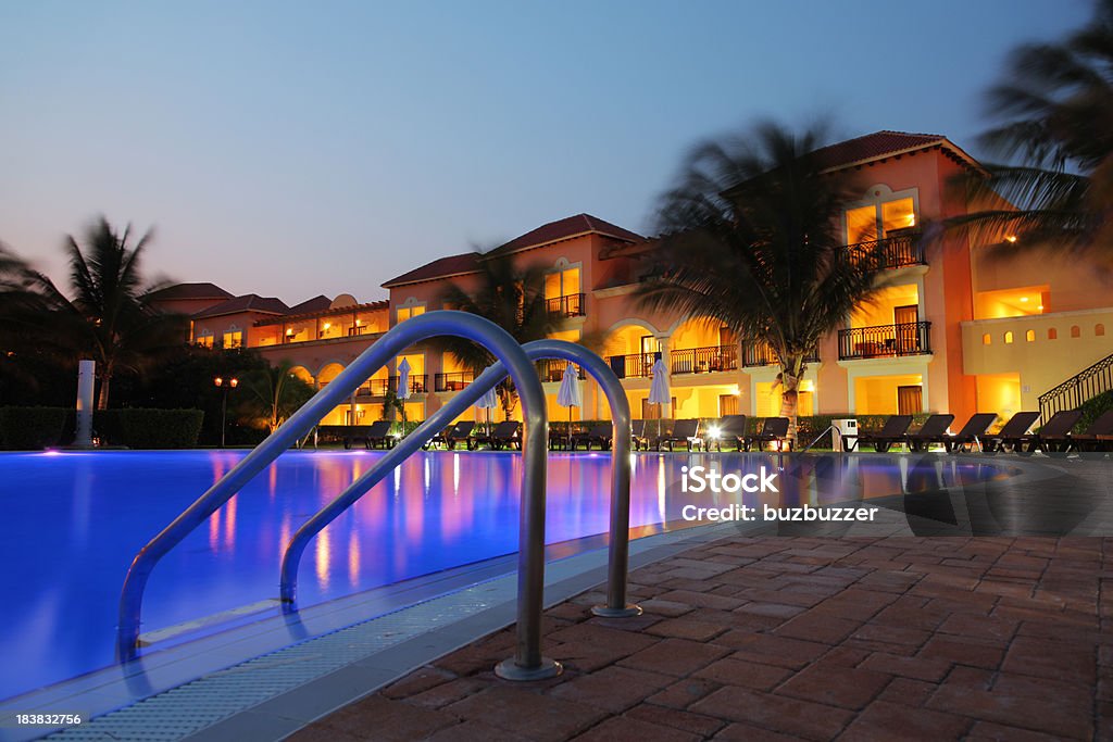 Piscina Tropical del Hotel al atardecer - Foto de stock de Piscina libre de derechos