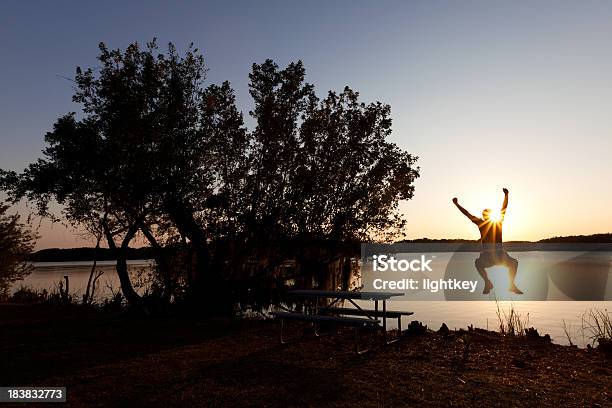 Glücklichsein Stockfoto und mehr Bilder von Abenddämmerung - Abenddämmerung, Aktivitäten und Sport, Arme hoch