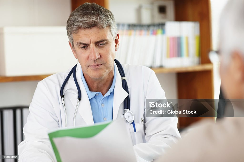 Доктор с пациентом в докладе - Стоковые фото 40-49 лет роялти-фри
