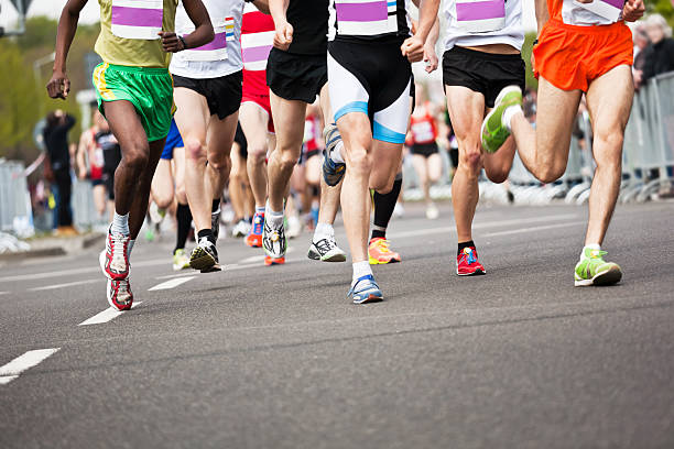 lauf in der marathon-athleten - running legs stock-fotos und bilder