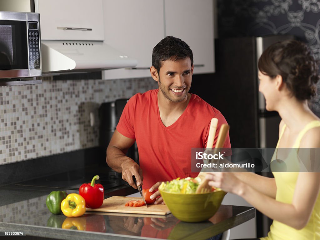 Latin-Paar Vorbereitung einen Salat zusammen - Lizenzfrei Das Leben zu Hause Stock-Foto