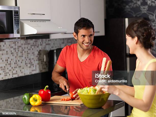 Latinpaar Vorbereitung Einen Salat Zusammen Stockfoto und mehr Bilder von Das Leben zu Hause - Das Leben zu Hause, Erwachsene Person, Essen zubereiten