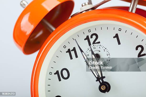La Medianoche Foto de stock y más banco de imágenes de Reloj - Reloj, Naranja - Color, Medianoche