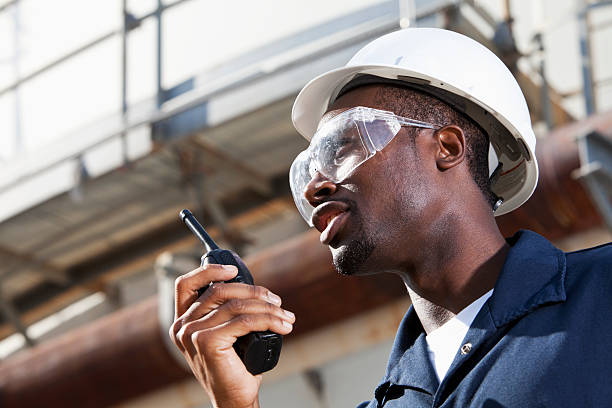 african american industriale operaio con walkie-talkie - manufacturing occupation african descent refinery manual worker foto e immagini stock