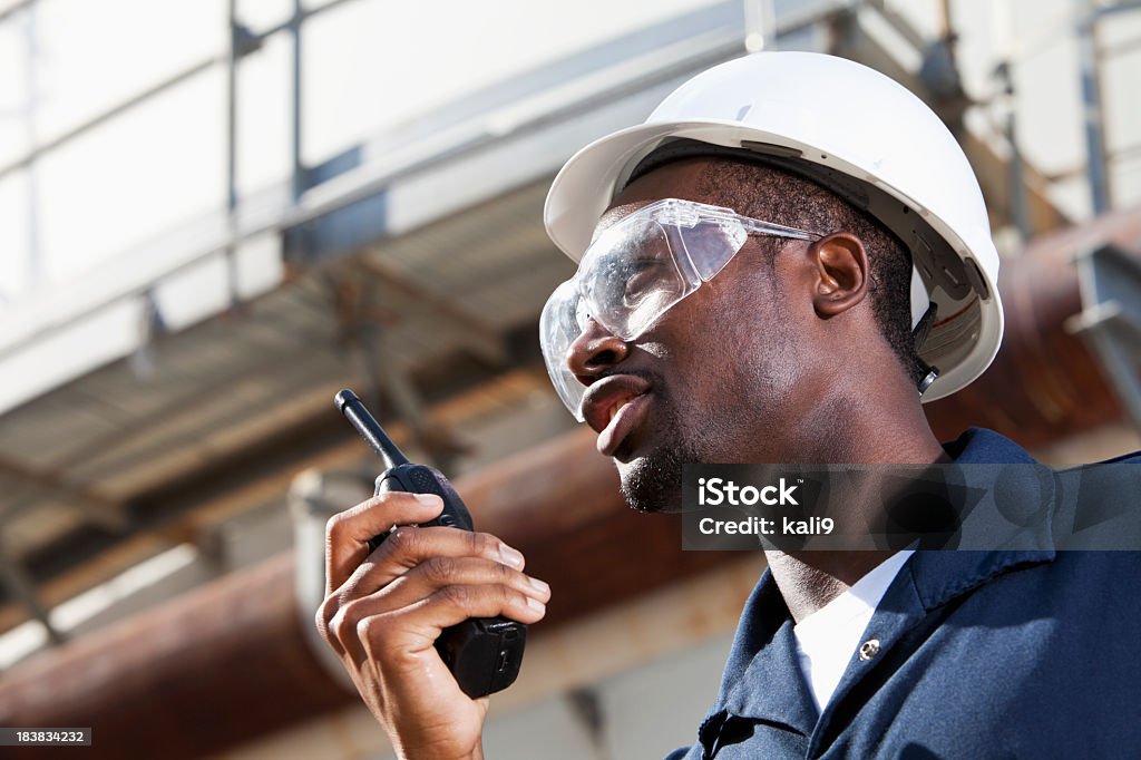 Африканский Американский Промышленный работник с Переносная рация - Стоковые фото Переносная рация роялти-фри