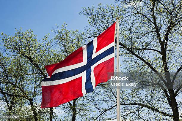 Норвежский Флаг И Голубое Небо Весной — стоковые фотографии и другие картинки Норвежский флаг - Норвежский флаг, Ветер, Махать