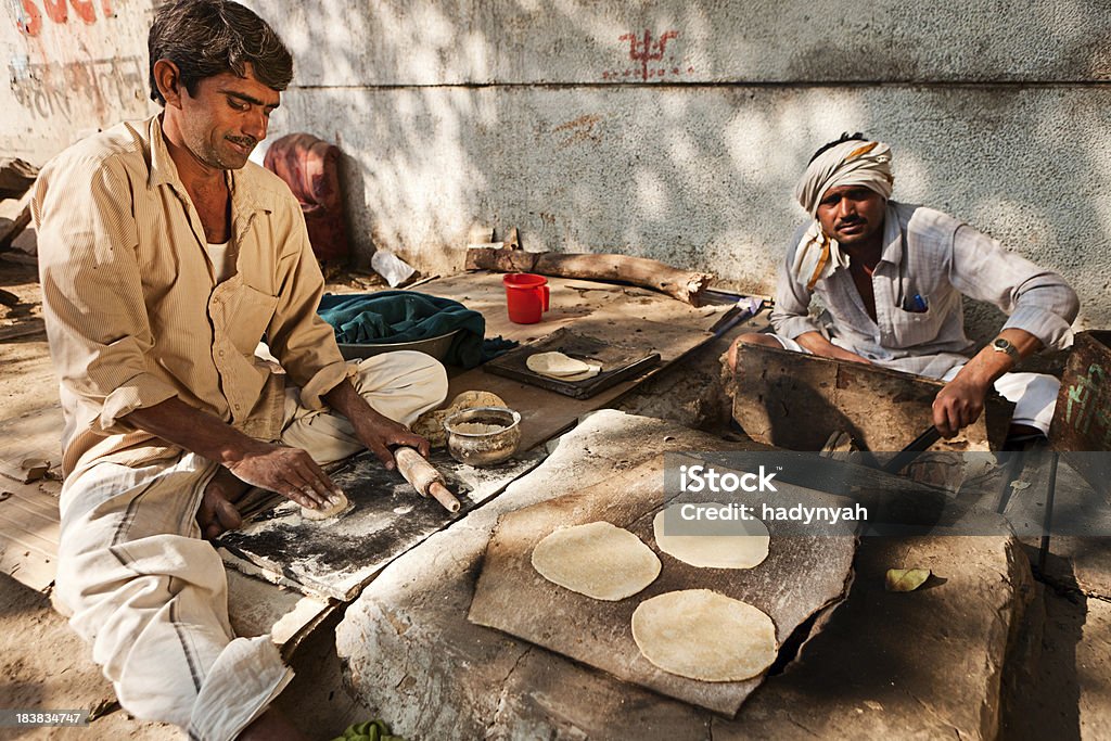 Indiano uomo preparando chapatti pane di Delhi - Foto stock royalty-free di Asia