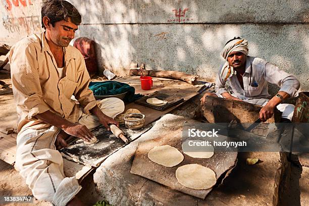 Indian Mężczyźni Przygotowanie Chapatti Chleba W Delhi - zdjęcia stockowe i więcej obrazów Azja