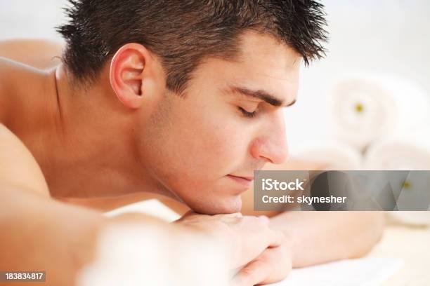 Closeup Of A 잘생긴 젊은 남자 여유로운 스파 상트르 개념에 대한 스톡 사진 및 기타 이미지 - 개념, 건강한 생활방식, 남성